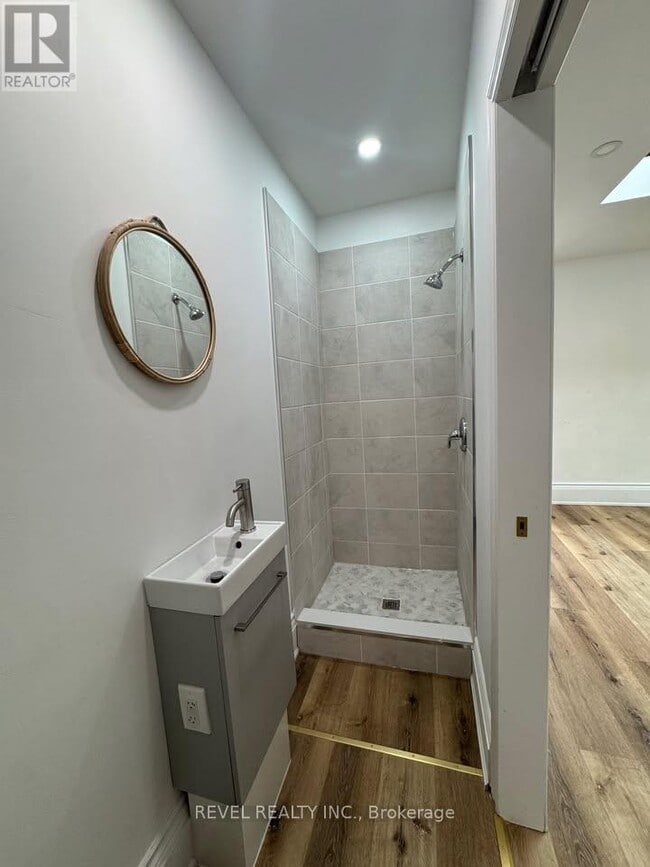 Building Photo - 290 Gerrard St E