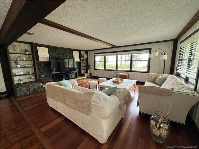 Foto del edificio - 4490 NE Indian River Dr