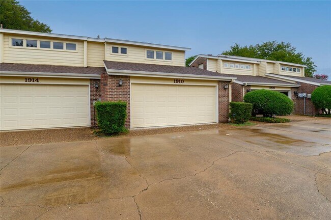 Building Photo - 1910 Shorewood Dr