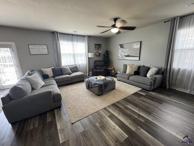 Foto del edificio - 211 Flowing Meadows Dr