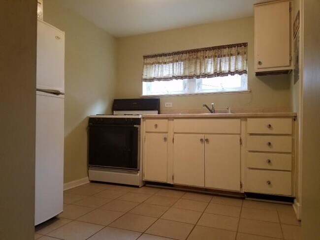 Building Photo - 1 bedroom in CHICAGO IL 60634