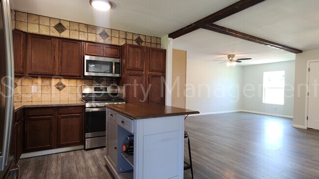 Building Photo - 3927 Emerald Dr