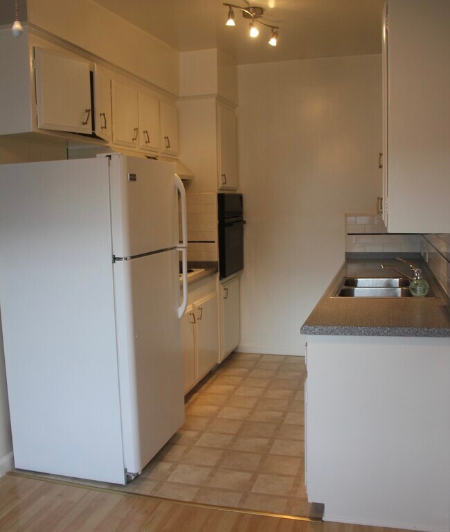 Building Photo - 343 Palos Verdes Blvd