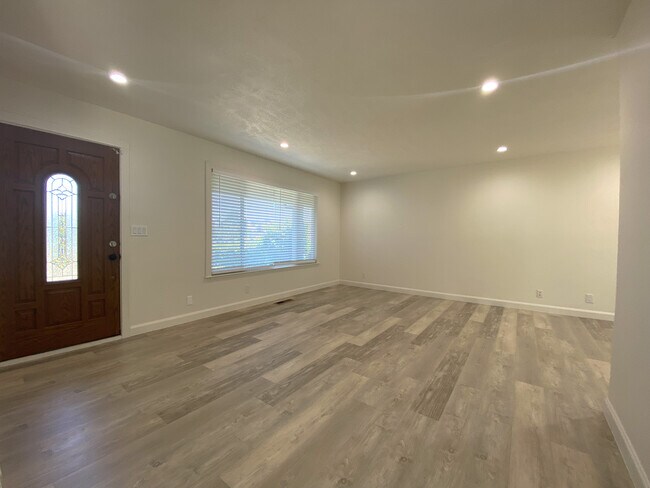 Entrance to the living room - 496 Falcon Way