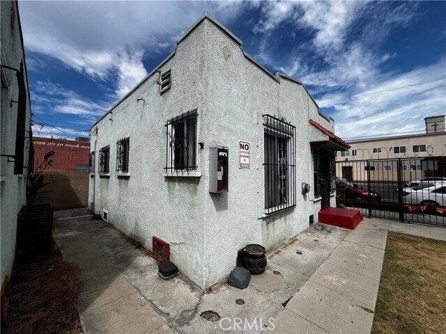 Building Photo - 6325 S Figueroa St