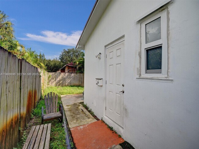 Foto del edificio - 15455 N Miami Ave