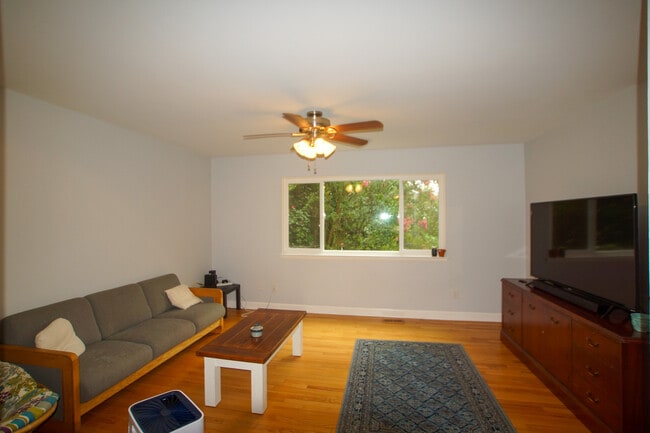 Building Photo - 205 Sunrise Ln