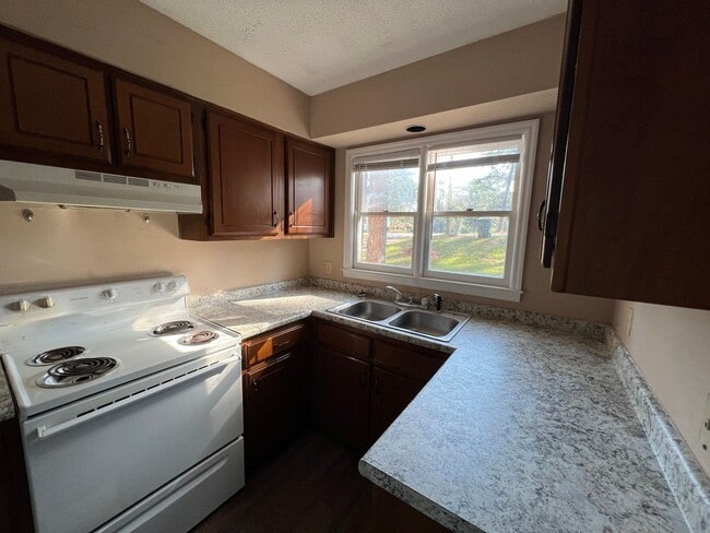 Foto del edificio - 120 Lester Rd