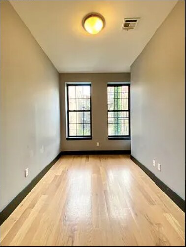 Foto del edificio - 17-22 Greene Ave