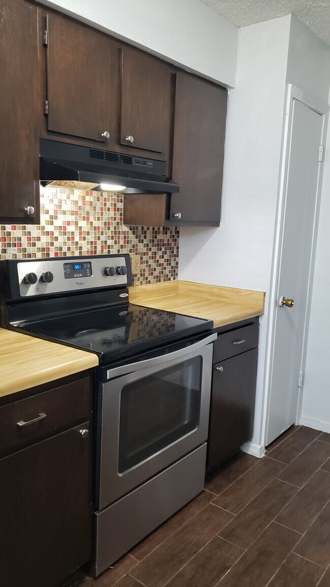 Foto del edificio - 2422 Ravina St