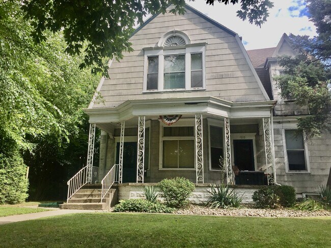 Building Photo - 910 Columbia Ave