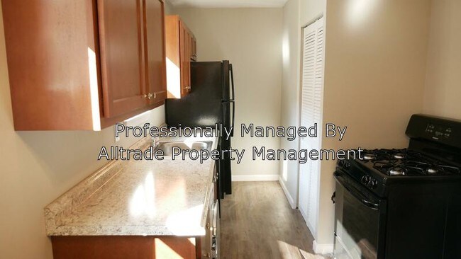 Foto del edificio - 6619 Strawberry Ln