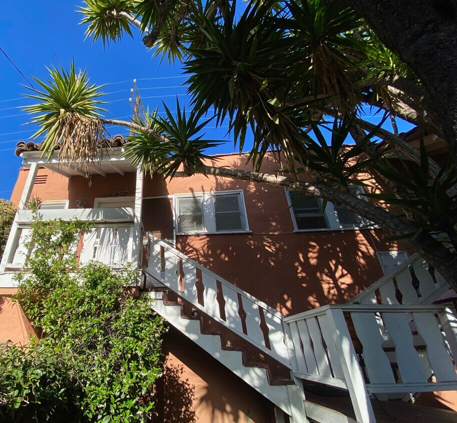 Primary Photo - 812 N Hayworth Ave