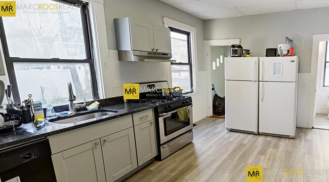 Building Photo - 10 Saunders St