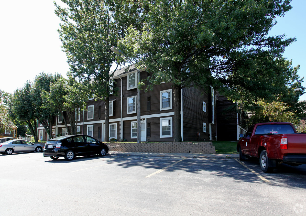 Building Photo - Golden Oaks Apartments