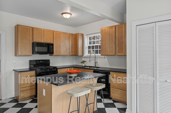 Building Photo - 2529 Ashwood Ave