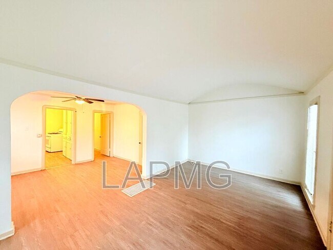 Foto del edificio - 614-614 N Poinsettia Pl