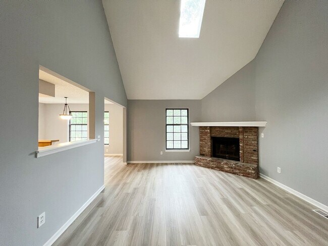 Foto del edificio - SEE IT NOW: Charming and Well-Maintained H...