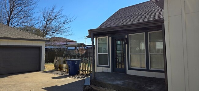 Building Photo - 307 E Waco St