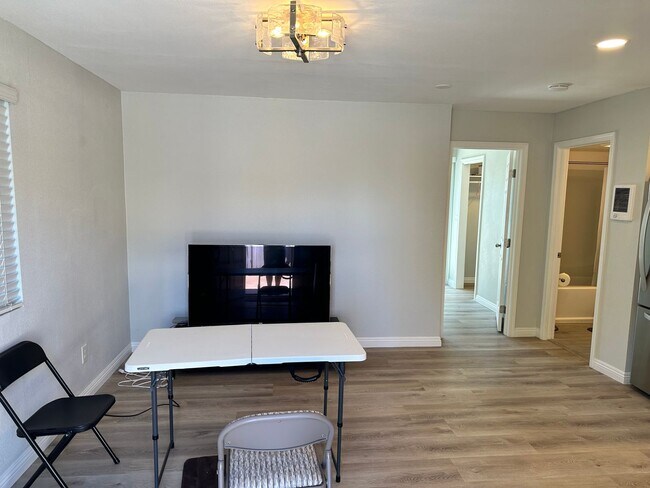 Foto del edificio - Remodeled 1 bedroom in IB