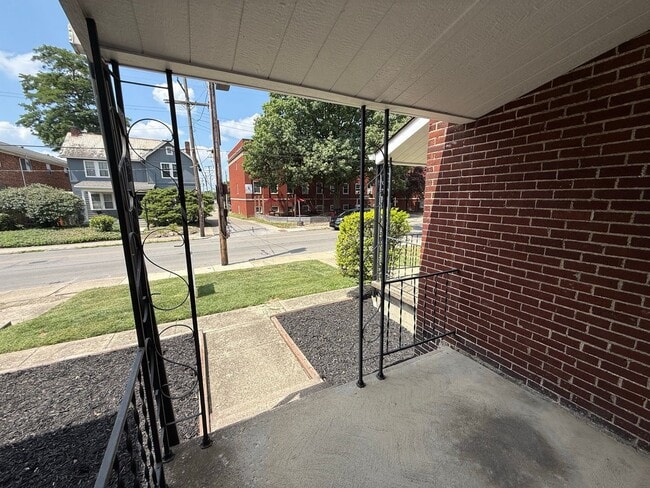 Foto del edificio - 2112-2120 Indianola Ave.