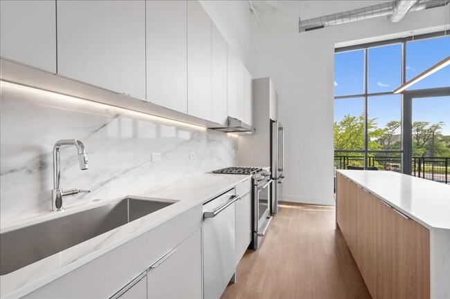 Building Photo - 728 Lofts