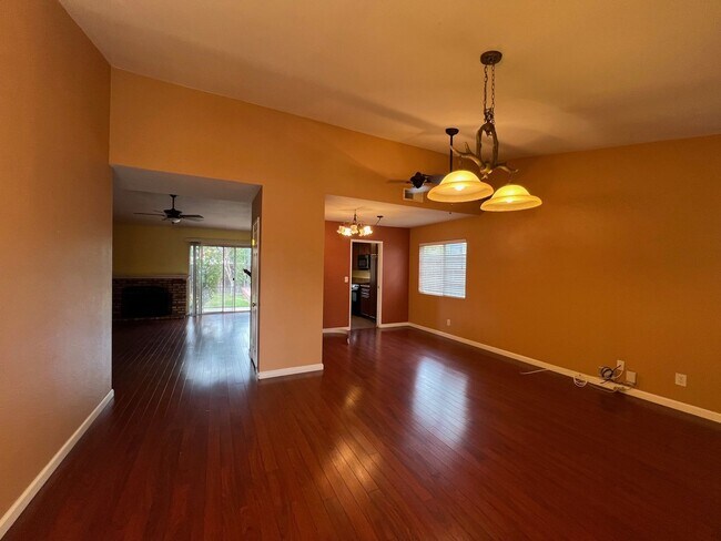 Foto del edificio - **Beautiful 4 Bdrm 2 Bath Home 5 Minutes t...