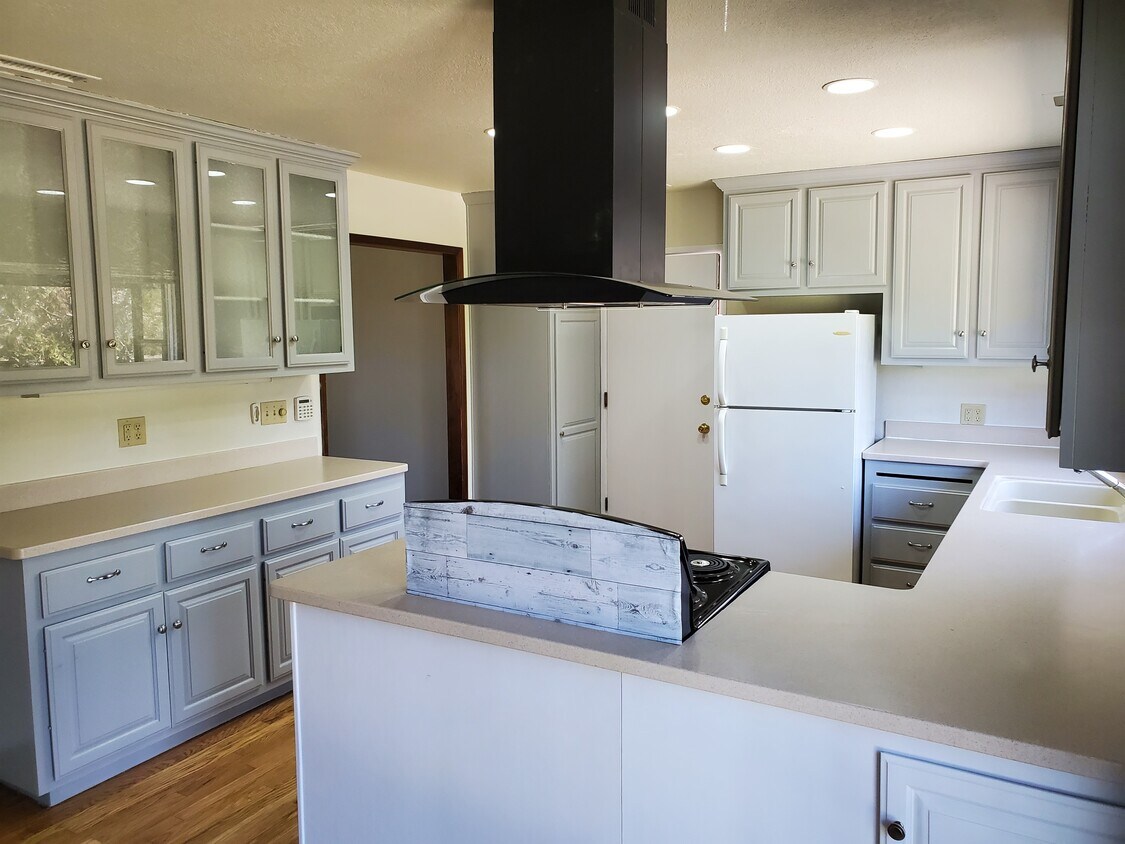 Kitchen - 2731 Cambridge Rd