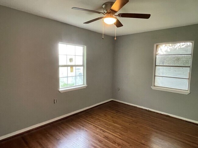 Foto del edificio - 4914 Meadow Park Dr