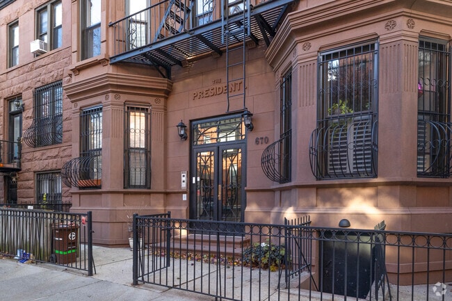 Entrance - 670 President St