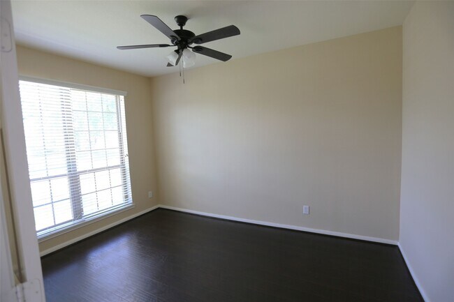 Foto del edificio - 3327 Summerwood Ln