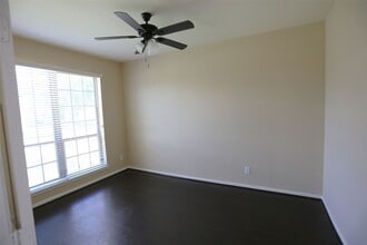 Building Photo - 3327 Summerwood Ln
