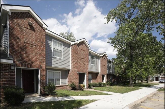 Building Photo - 3322 Yellowstone Blvd