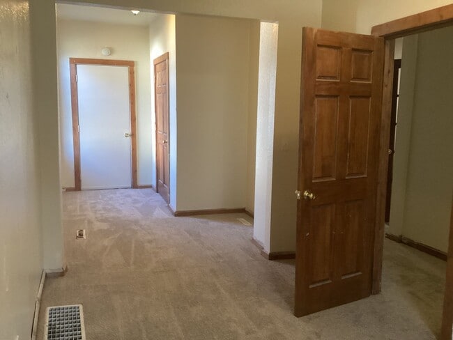 Foto del edificio - 3 bedroom single family home with detached...