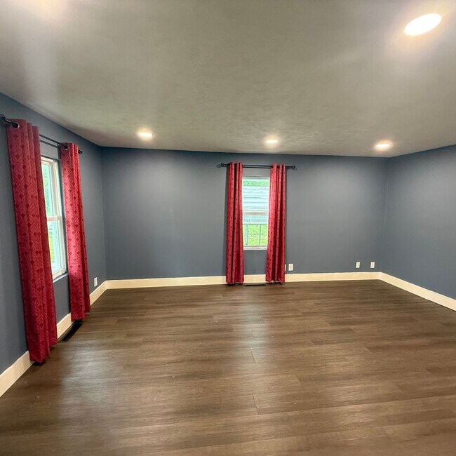 Foto del edificio - 3 bedroom 1 bath Bungalow with Large fenced in back yard available now.