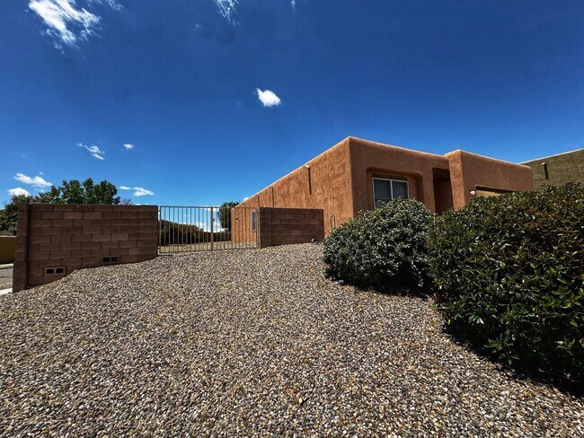 Foto del edificio - 2019 Selway Pl NW