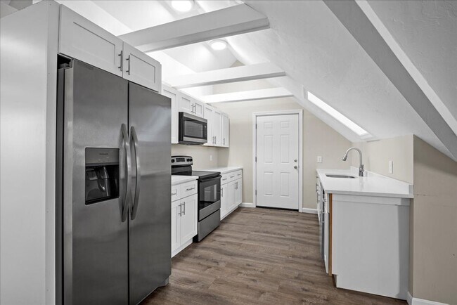 Building Photo - 15 Clearview Ave