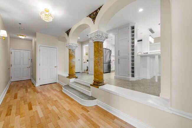 Building Photo - 4 Charlesgate E