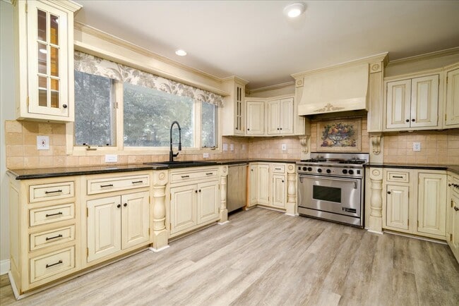 Building Photo - 38291 River Park Dr