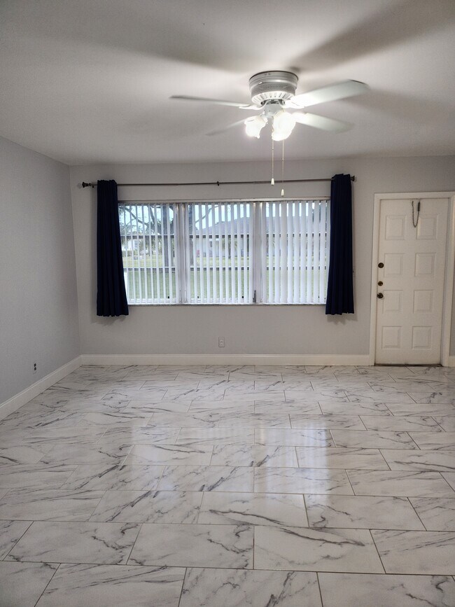 Foto del edificio - 5433 Lakefront Blvd