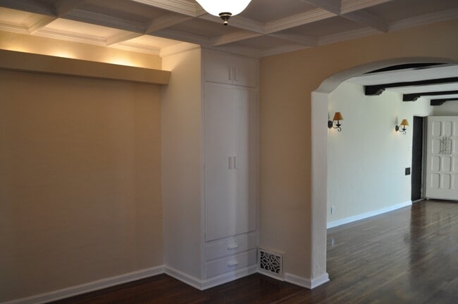 Building Photo - 1352 Masselin Ave