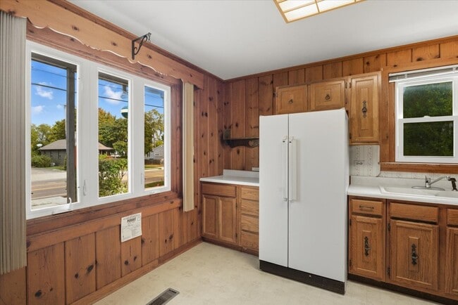 Building Photo - 69 E Grand Ave