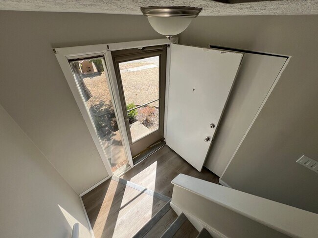 Building Photo - 3 Bedroom 1 and a Half Bathrooms Multi Sto...