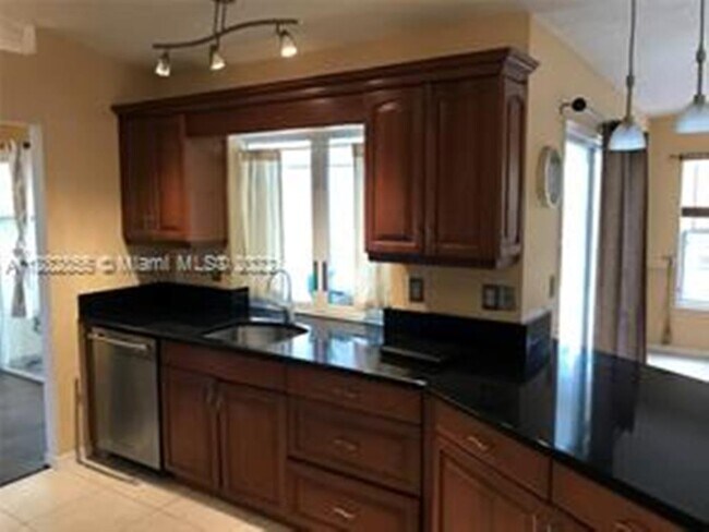 Foto del edificio - 527 SE Cliff Rd