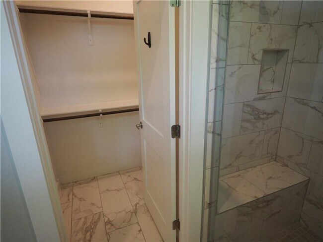 Building Photo - Modern 2 bed/2.5 bath Central Austin Home