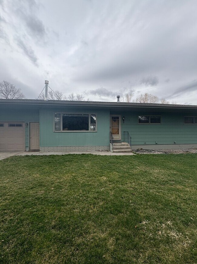 Building Photo - 3 Bed 2 Bath Single Family Home with Additional Space in Basement!