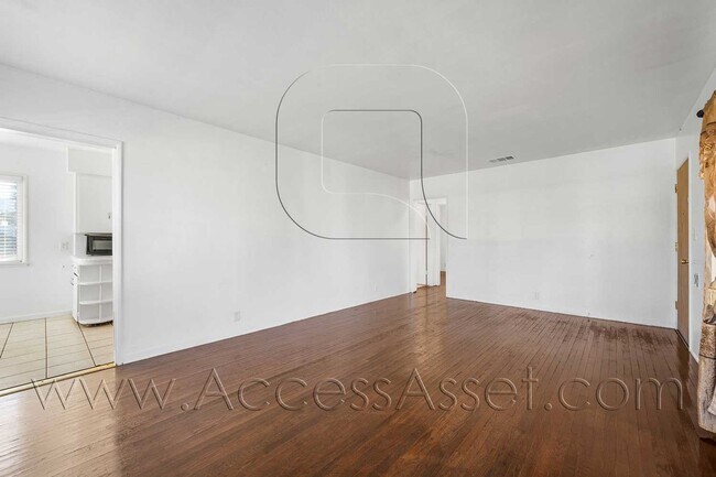 Building Photo - Charming 2 Bed/1 Bath Home with Spacious Y...