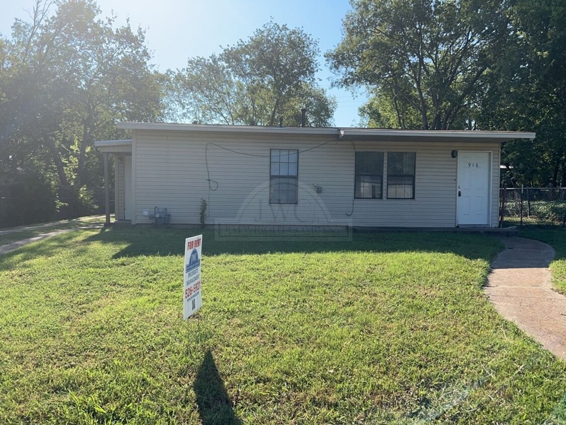 Primary Photo - 916 Evergreen Dr