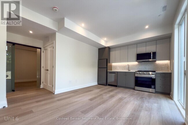 Photo du bâtiment - 14 Stevenson St N