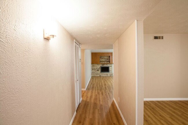 Foto del edificio - 921 Mossvine Dr